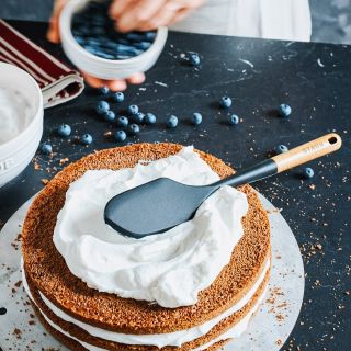 • Kuchyňské náčiní Staub je dokonalým společníkem nejenom při vaření, ale také při pečení!❤️Kombinace matného černého...