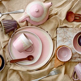 • Vychutnejte si zasněné a příjemné chvilky s kameninovým nádobím Bloomingville Louisa, které zdobí krásná glazura v...