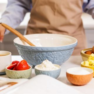 • Užijte si veselá letní rána s kolekcí Mason Cash Home To Roost. Kameninové nádobí v okouzlujícím designu inspirovaným...