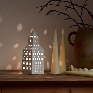 • Nechte keramické svícny Kähler ve tvaru domečku rozzářit váš domov tuto zimu jemnými siluetami, hřejivým svitem a...